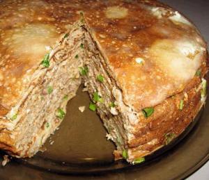 Блинчатый пирог с картофельным пюре и грибами