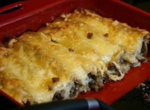 Каннеллоне с мясом и соусом бешамель
