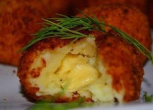 Картофельные шарики с сырной начинкой