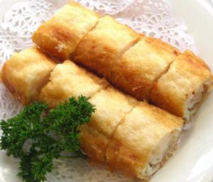 Картофельный рулет с яйцом и зеленым луком