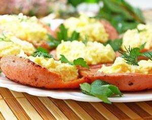 Колбасные тарелочки с сырной начинкой