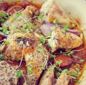 Курица, запеченная с колбасками и луком