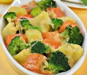 Лосось с брокколи под сыром
