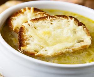 Луковый суп с сырными гренками
