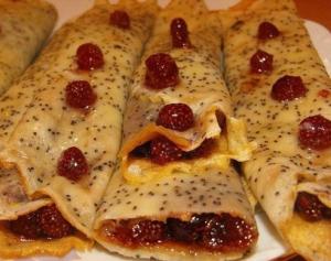 Маковые блинчики с вареньем