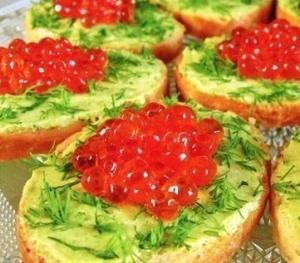 Мини-бутерброды с красной икрой и авокадо