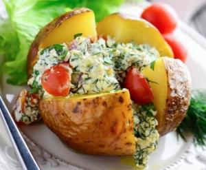Печеный картофель с творогом и помидорами