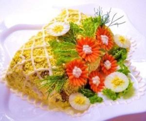 Салат из куриной печени с маринованными огурцами