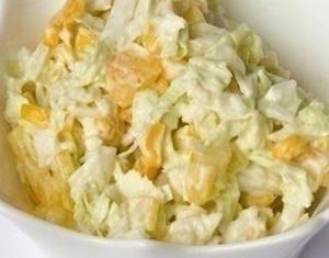 Салат капустный с кукурузой и яблоком