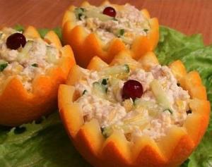 Салат с куриным филе и огурцами в апельсине