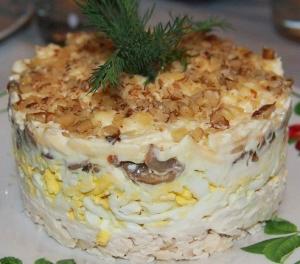 Салат с курицей, грибами и грецким орехом