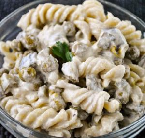 Салат с пастой, огурцами и горошком