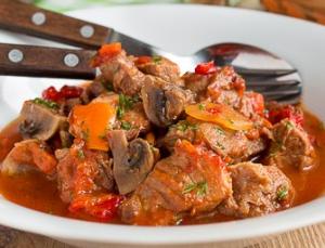 Свинина, тушенная с шампиньонами и сладким перцем
