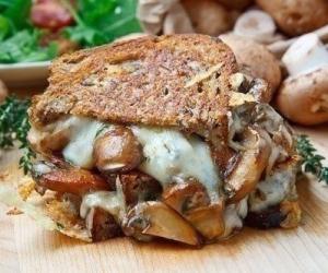 Бутерброд-гриль с шампиньонами и сыром