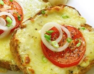 Горячие бутерброды с сыром и помидорами
