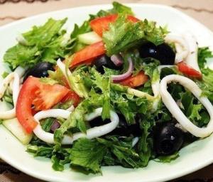 Диетический салат с кальмарами