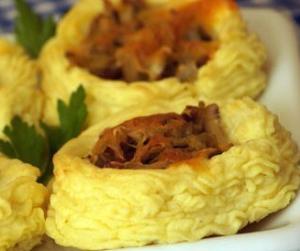 Картофельные гнездышки с грибами и сыром