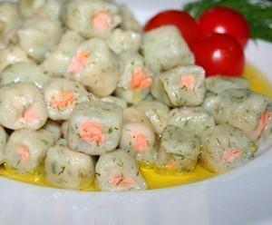 Картофельные клёцки с форелью и укропом