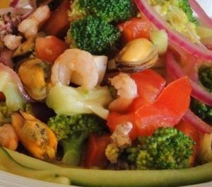Овощной салат с морепродуктами