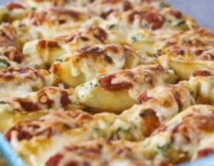 Ракушки, фаршированные шпинатом и сыром