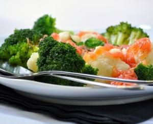 Салат из брокколи и цветной капусты с соусом из грейпфрута