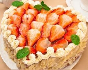 Торт "Сердце" с клубникой