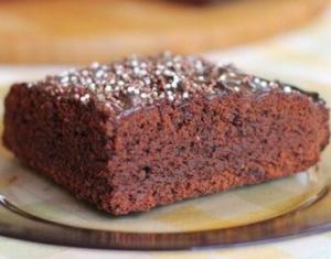 Шоколадный торт с кэробом и йогуртом