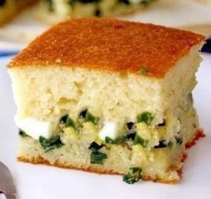 Быстрый заливной пирог с луком и яйцом