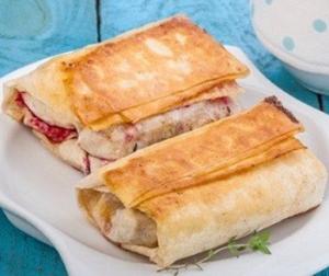 Вишня с сыром Моцарелла в лаваше