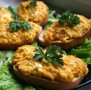 Горячие бутерброды с морковью, сыром и чесноком