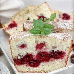 Кекс с вишней и орехами