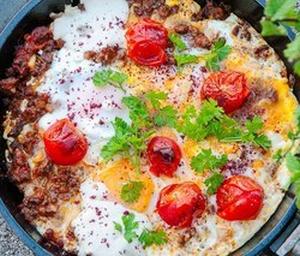 Мясная шакшука с тхиной