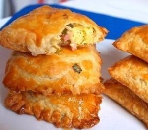 Пирожки из солоеного теста с зеленым луком, сыром и вечиной