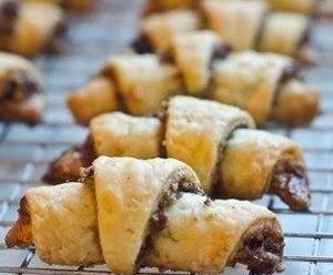 Рогалики с орешками и изюмом
