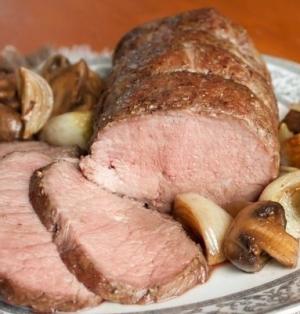 Ростбиф с запеченным луком и шампиньонами