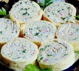 Рулет яичный с сыром и крабовыми палочками