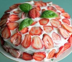 Торт "Сметанный с клубникой"