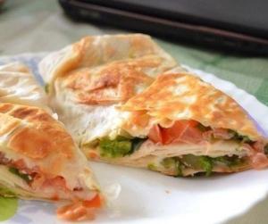 Хрустящий рулет из лаваша с овощами и плавленым сыром