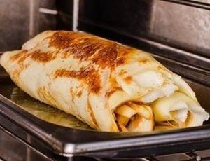 Блины с творогом и фруктами