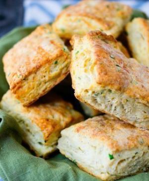 Печенье с сыром и луком