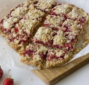 Простой пирог с клубникой и геркулесом