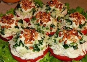 Салат-закуска с курицей и кедровыми орешками