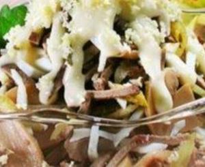 Салат из говяжьего языка с грибами и черносливом