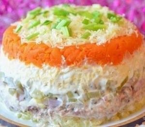Салат из горбуши с маринованными огурчиками