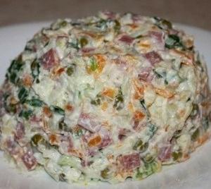 Вкусный салат с копченой колбасой