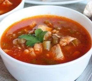 Томатный суп с курицей и зеленой фасолью