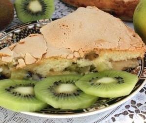 Шарлотка с яблоками и киви