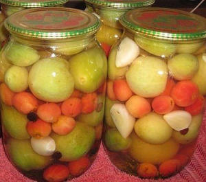 Маринованные зеленые помидоры с яблоками и чесноком на зиму