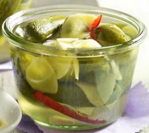 Огурцы маринованные в яблочном соке