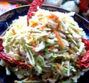 Маринованная капуста с семечками и орехами